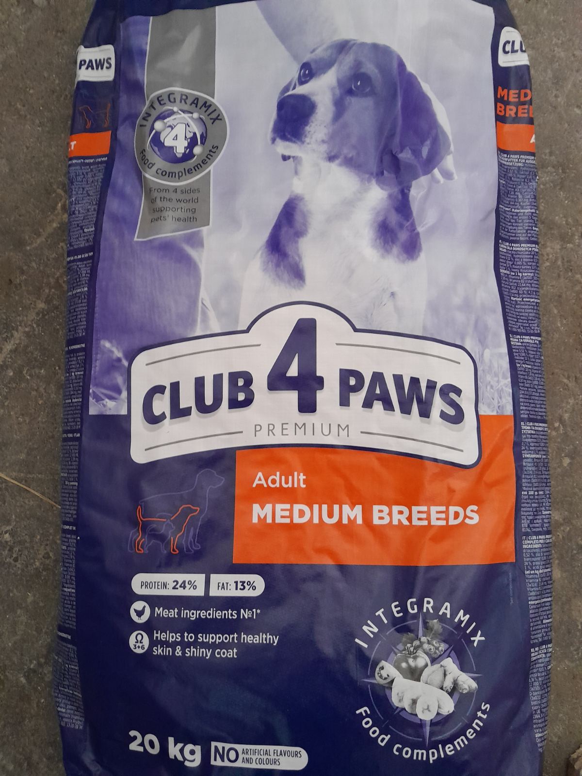 Повнораціонний сухий корм Клуб 4 Лапи Преміум для дорослих собак середніх порід, 20 кг